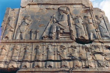 I. Artaxerxész (464-24) fogadja a "mediai" ruhás nagykövetet, miközben más méltóságok nézik, részlet a Száz oszlopos csarnok nyugati bejáratából.